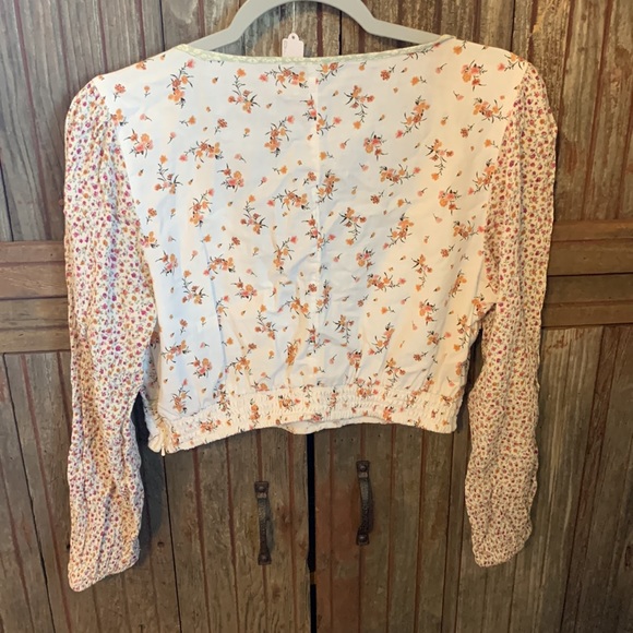 American Eagle Ditsy Floral Eyelet Balloon Sleeve Faux Wrap V-neck Crop Top - Picture 5 of 9